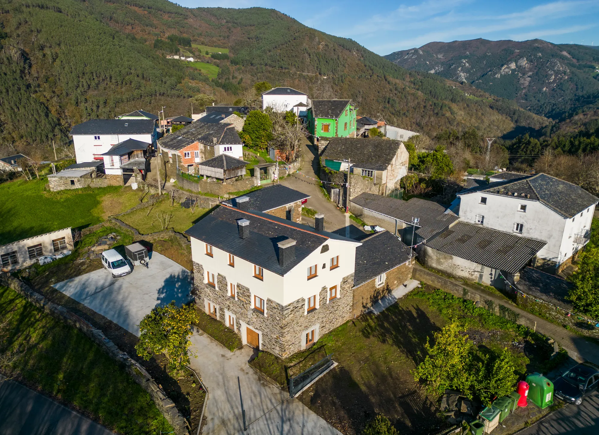 La casa De Méndez y la aldea de Castrillón desde el aire